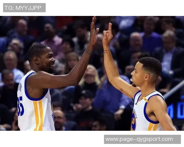 库里半场表现抢眼7投5中贡献14分2助攻三分球命中率高达60成为全队得分王